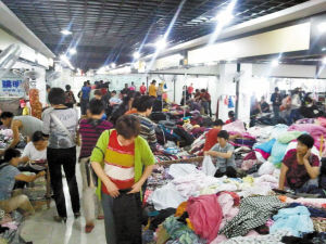 消防審批未通過(guò) 江東仇畢服裝輔料市場(chǎng)無(wú)照經(jīng)營(yíng)