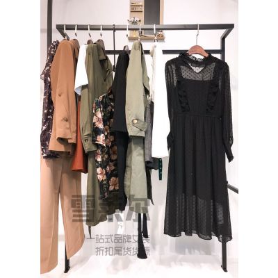 設(shè)計(jì)師女裝折扣店歐莎莉格時(shí)尚上衣尾貨庫(kù)存服裝批發(fā)多種面料新款組貨包