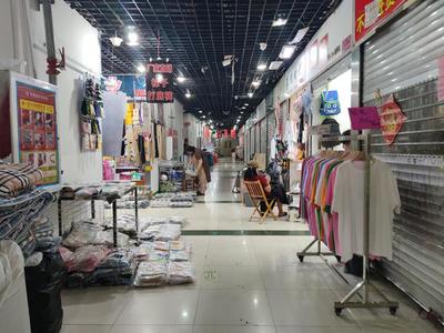 到點關門引爭議 即墨服裝批發市場夜半困客，回暖客流恐再遇寒